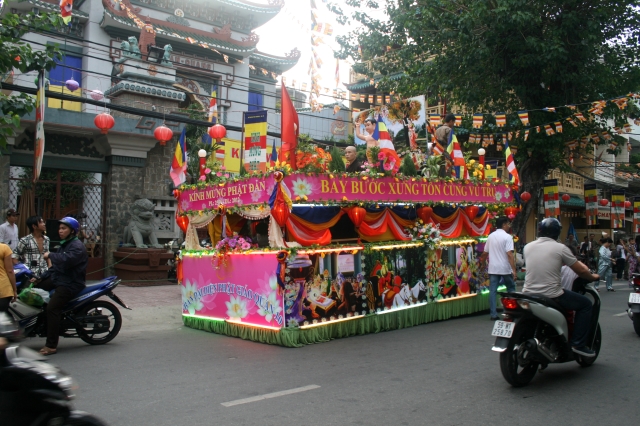 Chùm ảnh: Rực rỡ xe hoa Phật đản PL 2556 tại TP. HCM