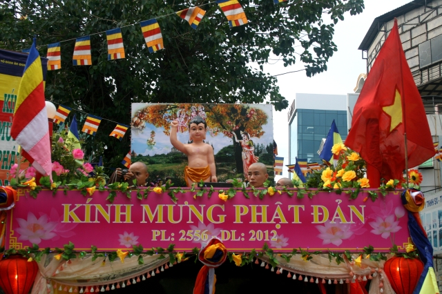 Chùm ảnh: Rực rỡ xe hoa Phật đản PL 2556 tại TP. HCM