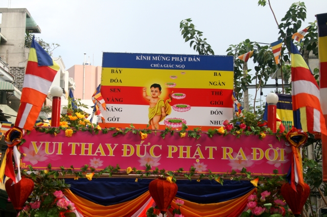 Chùm ảnh: Rực rỡ xe hoa Phật đản PL 2556 tại TP. HCM