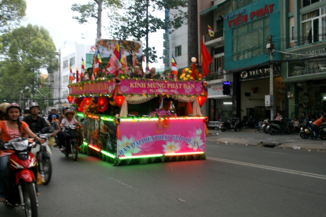 Chùm ảnh: Rực rỡ xe hoa Phật đản PL 2556 tại TP. HCM