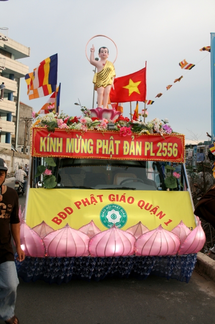 Chùm ảnh: Rực rỡ xe hoa Phật đản PL 2556 tại TP. HCM