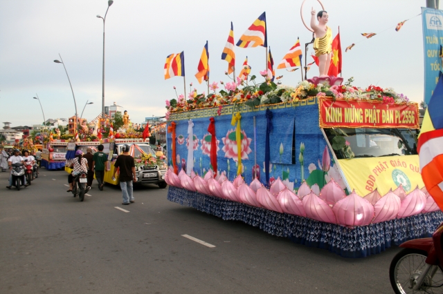 Chùm ảnh: Rực rỡ xe hoa Phật đản PL 2556 tại TP. HCM