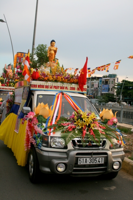 Chùm ảnh: Rực rỡ xe hoa Phật đản PL 2556 tại TP. HCM