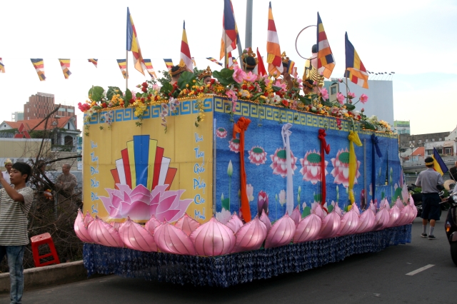 Chùm ảnh: Rực rỡ xe hoa Phật đản PL 2556 tại TP. HCM