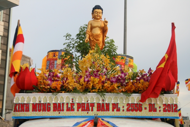 Chùm ảnh: Rực rỡ xe hoa Phật đản PL 2556 tại TP. HCM