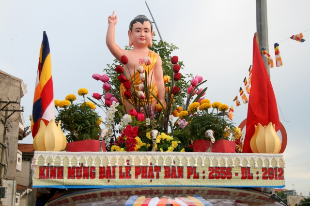 Chùm ảnh: Rực rỡ xe hoa Phật đản PL 2556 tại TP. HCM