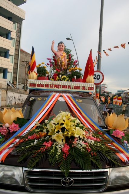 Chùm ảnh: Rực rỡ xe hoa Phật đản PL 2556 tại TP. HCM