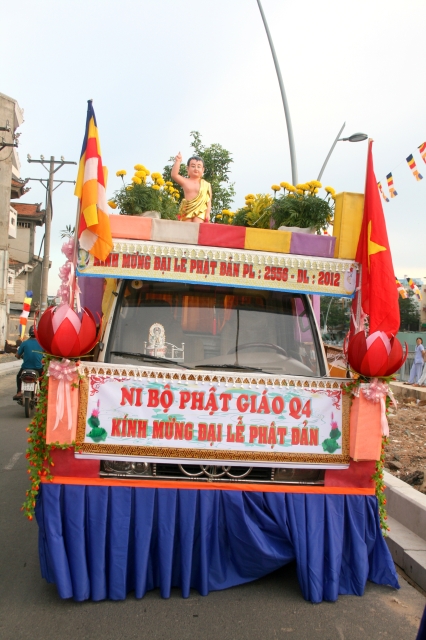 Chùm ảnh: Rực rỡ xe hoa Phật đản PL 2556 tại TP. HCM