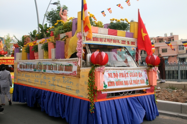 Chùm ảnh: Rực rỡ xe hoa Phật đản PL 2556 tại TP. HCM