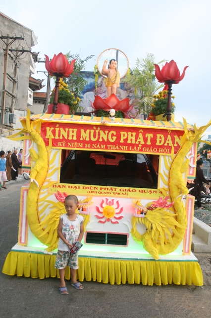 Chùm ảnh: Rực rỡ xe hoa Phật đản PL 2556 tại TP. HCM