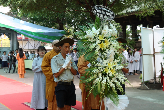 Chùm ảnh: Các đoàn viếng tang lễ HT. Thích Minh Châu - Sáng 07/09/2012