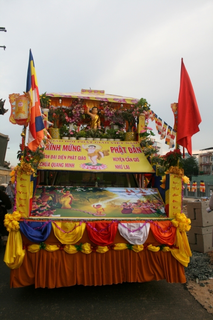 Chùm ảnh: Rực rỡ xe hoa Phật đản PL 2556 tại TP. HCM