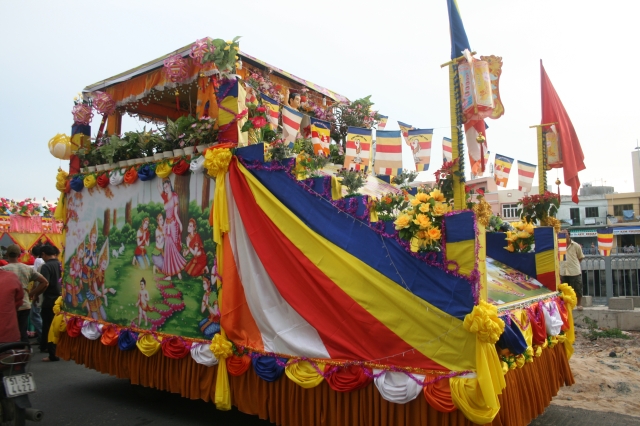 Chùm ảnh: Rực rỡ xe hoa Phật đản PL 2556 tại TP. HCM