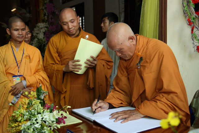 Chùm ảnh: Các đoàn viếng tang lễ HT. Thích Minh Châu - Sáng 07/09/2012