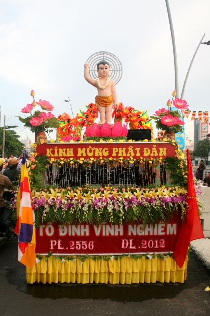 Chùm ảnh: Rực rỡ xe hoa Phật đản PL 2556 tại TP. HCM