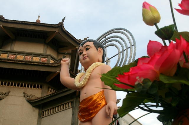 Chùm ảnh: Rực rỡ xe hoa Phật đản PL 2556 tại TP. HCM