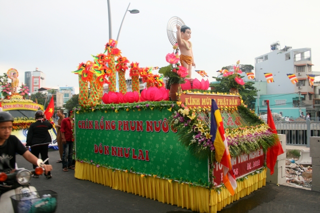 Chùm ảnh: Rực rỡ xe hoa Phật đản PL 2556 tại TP. HCM