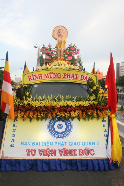 Chùm ảnh: Rực rỡ xe hoa Phật đản PL 2556 tại TP. HCM