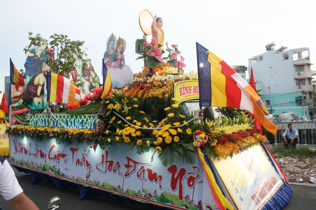 Chùm ảnh: Rực rỡ xe hoa Phật đản PL 2556 tại TP. HCM