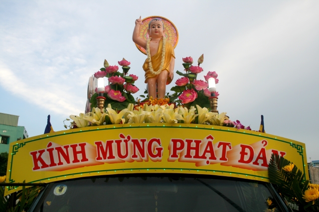 Chùm ảnh: Rực rỡ xe hoa Phật đản PL 2556 tại TP. HCM