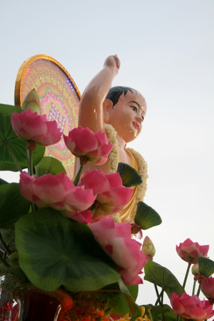 Chùm ảnh: Rực rỡ xe hoa Phật đản PL 2556 tại TP. HCM