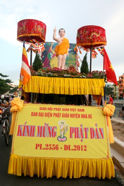 Chùm ảnh: Rực rỡ xe hoa Phật đản PL 2556 tại TP. HCM