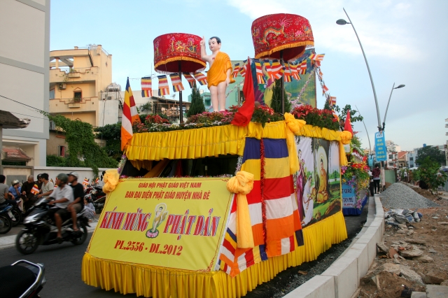 Chùm ảnh: Rực rỡ xe hoa Phật đản PL 2556 tại TP. HCM