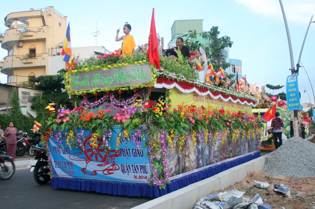 Chùm ảnh: Rực rỡ xe hoa Phật đản PL 2556 tại TP. HCM