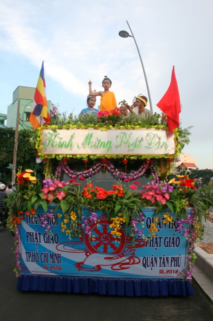 Chùm ảnh: Rực rỡ xe hoa Phật đản PL 2556 tại TP. HCM