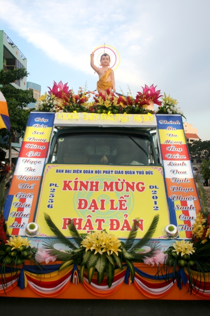 Chùm ảnh: Rực rỡ xe hoa Phật đản PL 2556 tại TP. HCM