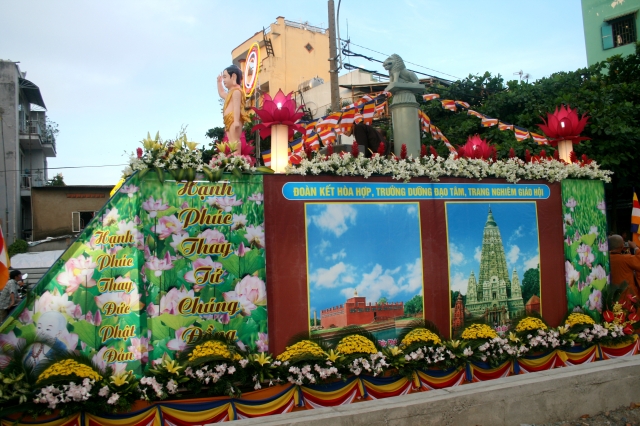 Chùm ảnh: Rực rỡ xe hoa Phật đản PL 2556 tại TP. HCM