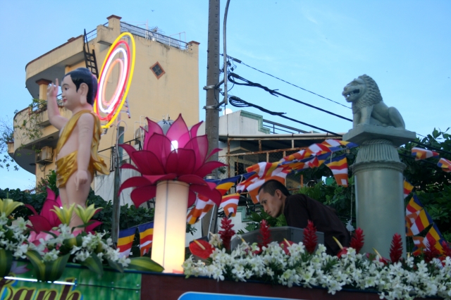 Chùm ảnh: Rực rỡ xe hoa Phật đản PL 2556 tại TP. HCM