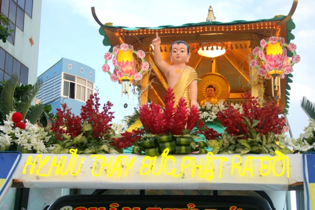 Chùm ảnh: Rực rỡ xe hoa Phật đản PL 2556 tại TP. HCM