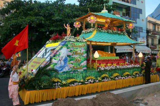 Chùm ảnh: Rực rỡ xe hoa Phật đản PL 2556 tại TP. HCM