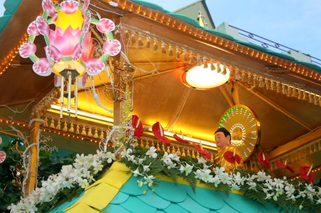 Chùm ảnh: Rực rỡ xe hoa Phật đản PL 2556 tại TP. HCM