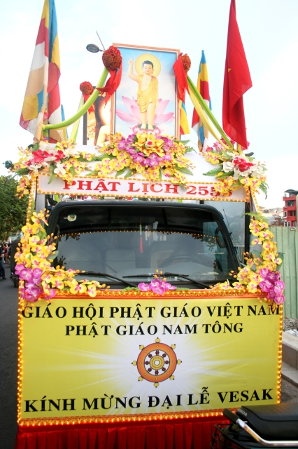 Chùm ảnh: Rực rỡ xe hoa Phật đản PL 2556 tại TP. HCM