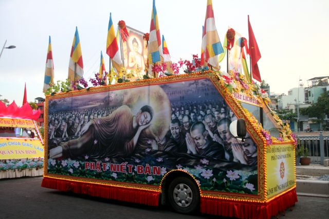 Chùm ảnh: Rực rỡ xe hoa Phật đản PL 2556 tại TP. HCM