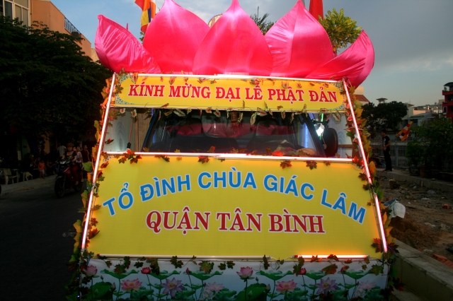 Chùm ảnh: Rực rỡ xe hoa Phật đản PL 2556 tại TP. HCM