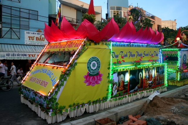 Chùm ảnh: Rực rỡ xe hoa Phật đản PL 2556 tại TP. HCM