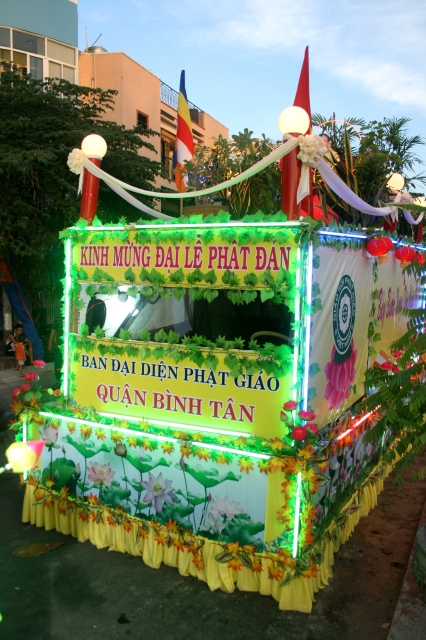 Chùm ảnh: Rực rỡ xe hoa Phật đản PL 2556 tại TP. HCM