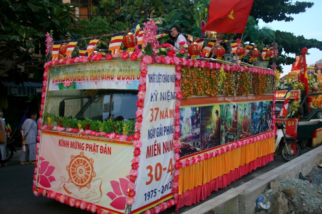 Chùm ảnh: Rực rỡ xe hoa Phật đản PL 2556 tại TP. HCM