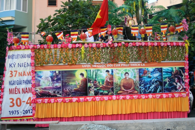 Chùm ảnh: Rực rỡ xe hoa Phật đản PL 2556 tại TP. HCM