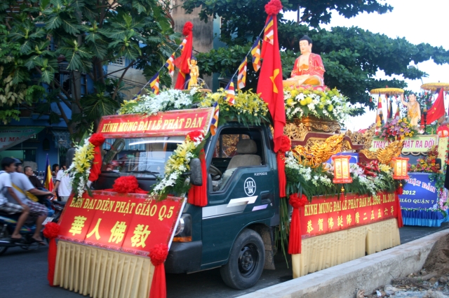 Chùm ảnh: Rực rỡ xe hoa Phật đản PL 2556 tại TP. HCM