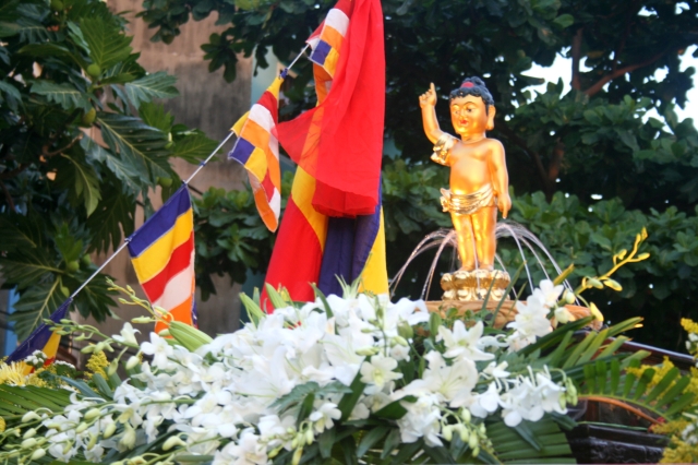 Chùm ảnh: Rực rỡ xe hoa Phật đản PL 2556 tại TP. HCM