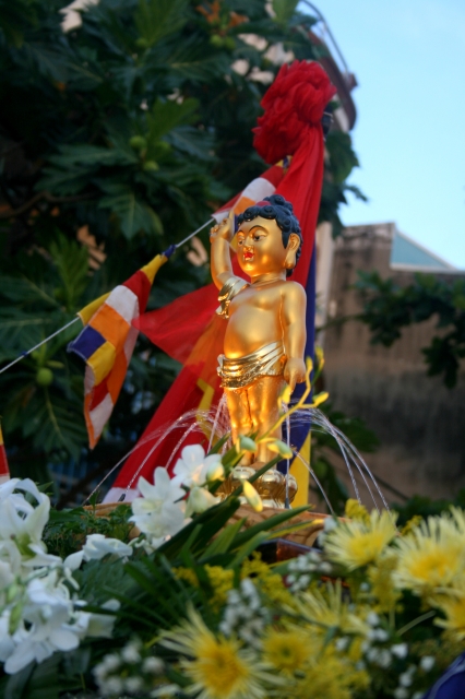 Chùm ảnh: Rực rỡ xe hoa Phật đản PL 2556 tại TP. HCM