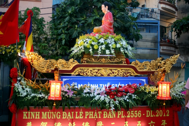 Chùm ảnh: Rực rỡ xe hoa Phật đản PL 2556 tại TP. HCM