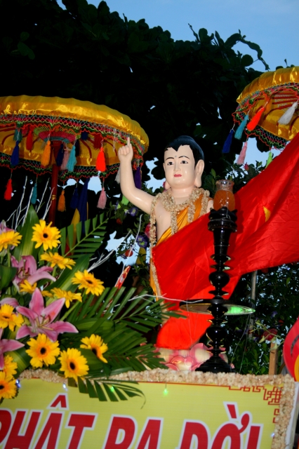 Chùm ảnh: Rực rỡ xe hoa Phật đản PL 2556 tại TP. HCM