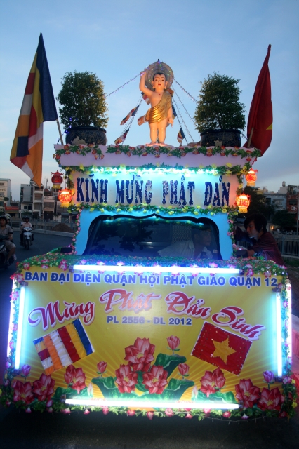 Chùm ảnh: Rực rỡ xe hoa Phật đản PL 2556 tại TP. HCM