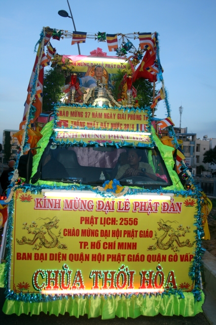 Chùm ảnh: Rực rỡ xe hoa Phật đản PL 2556 tại TP. HCM