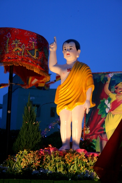 Chùm ảnh: Rực rỡ xe hoa Phật đản PL 2556 tại TP. HCM